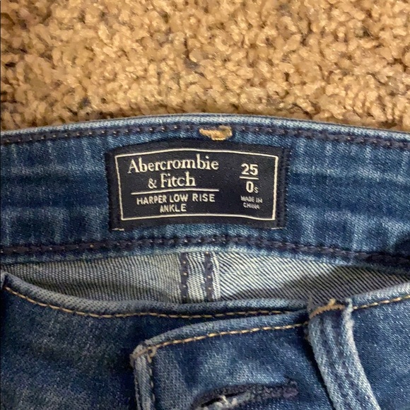 NEVER BEEN WORN- Abercrombie jeans - Picture 2 of 4